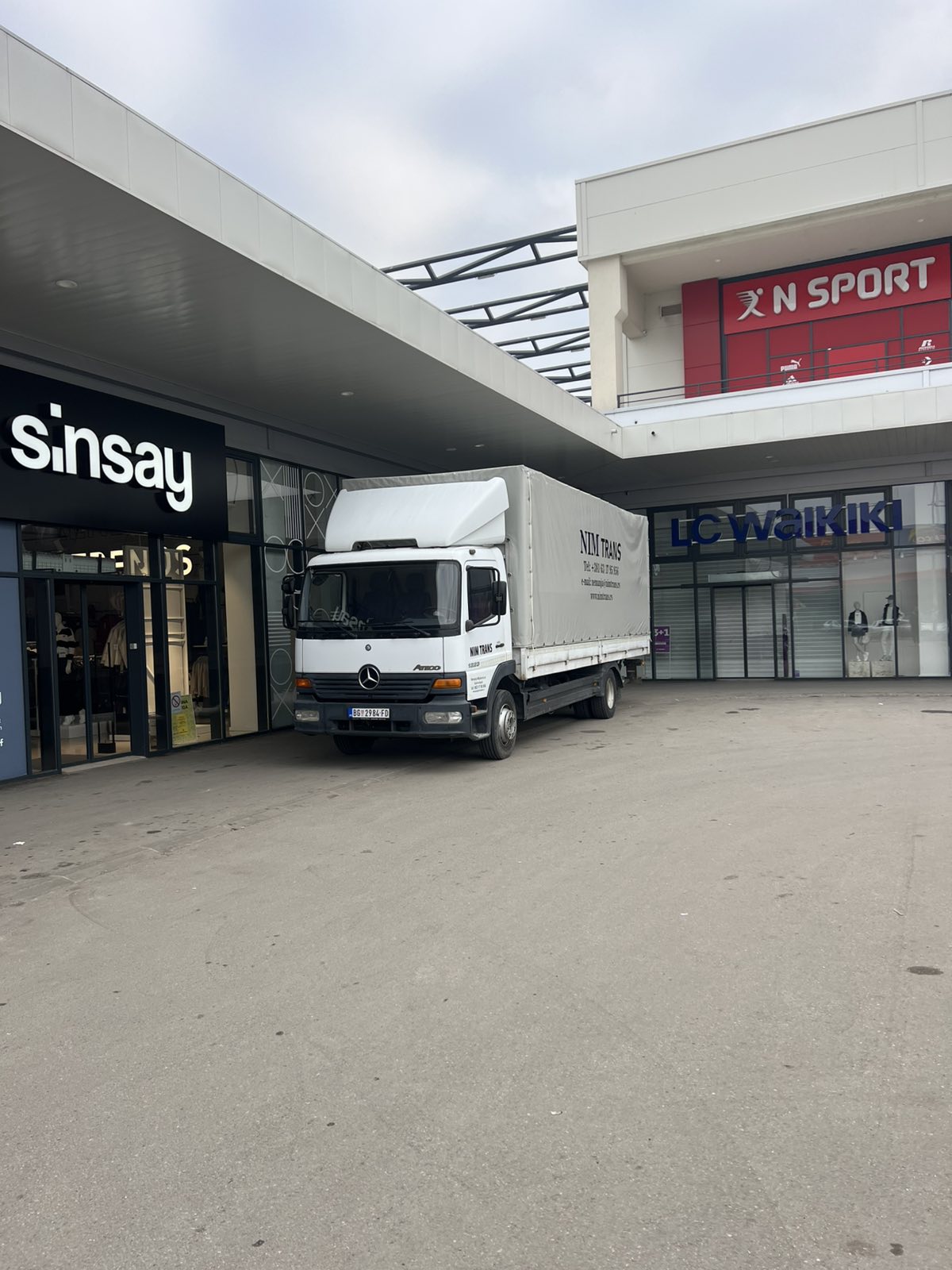 NIM TRANS kamion za transport robe u tržnom centru Beograd